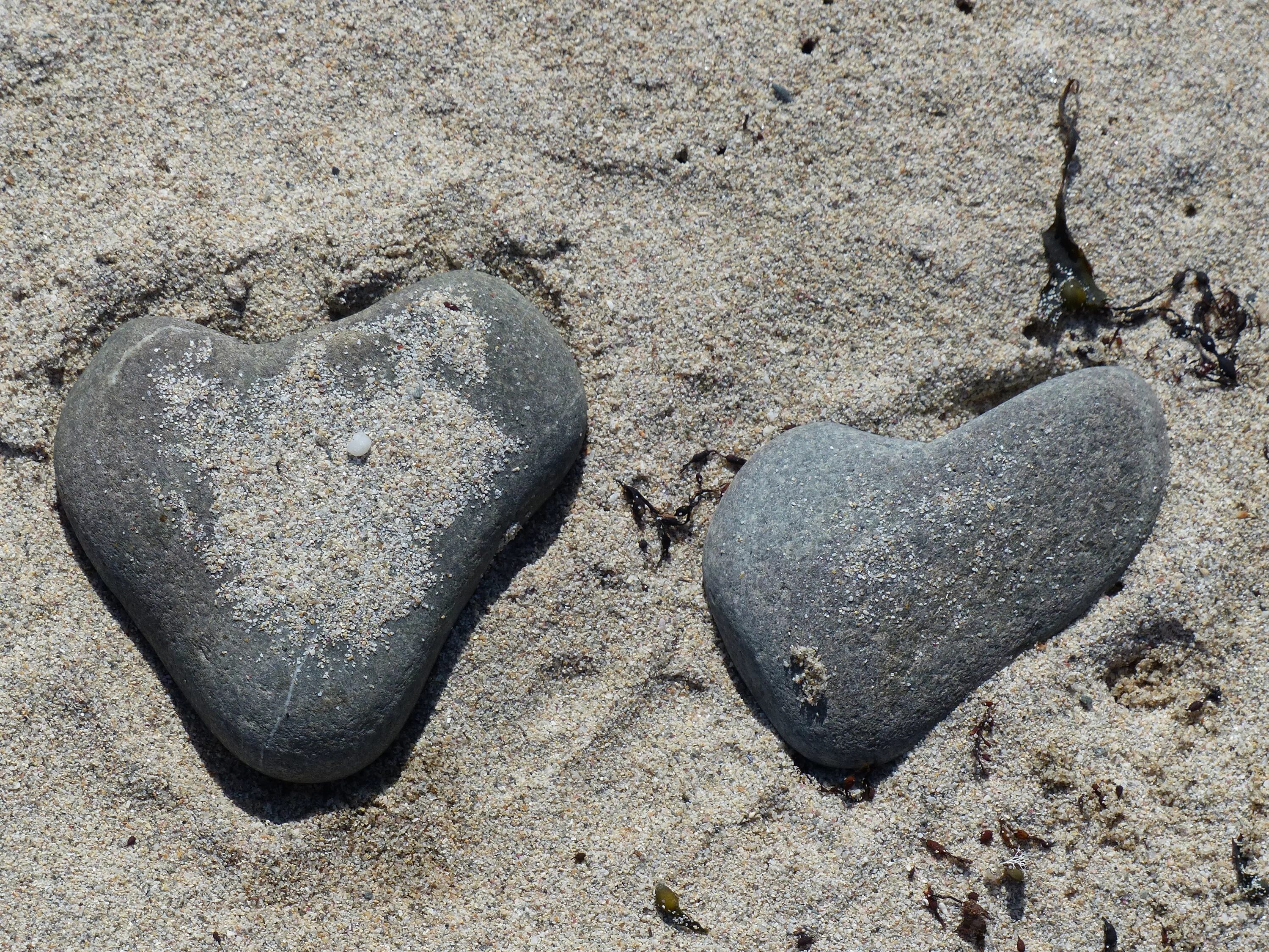 Каменное сердце. Сердце из камня. Камни на песке. Камень в форме сердца. Сердце камень песня слушать