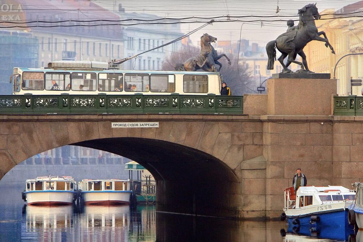 Моста или моста ударение. Аничков мост в Санкт-Петербурге. Петербург Аничков мост. Река Фонтанка Аничков мост. Аничкин мост в Питере.