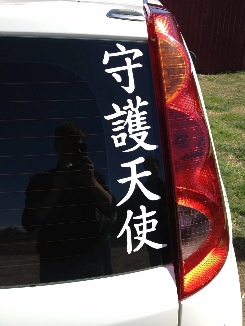 Машина с китайскими иероглифами. Наклейки на стекла автомобиля. Японские наклейки на стекло автомобиля. Наклейки на заднее стекло автомобиля. Иероглифы наклейки на авто.