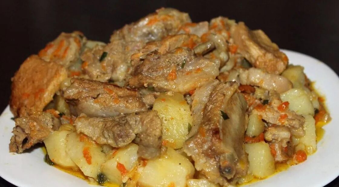 Ребра тушеные с картошкой. Свиные ребрышки с картошкой в мультиварке рецепты. Тушёная картошка с ребрышками. Свиные ребрышки с картофельным пюре. Свиные ребра в мультиварке.