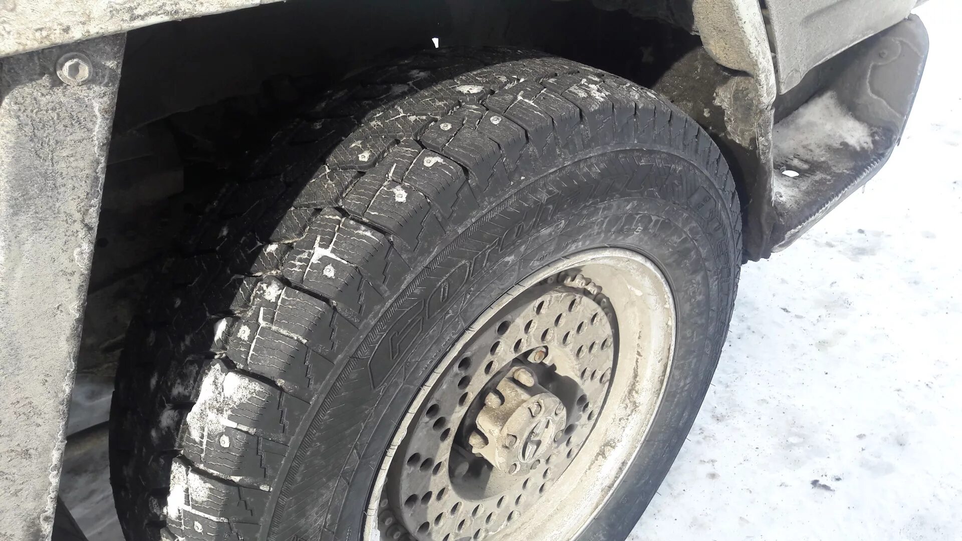 Toyota hiace regius 1999. Тойота хайс на шинах 215/75/15. Лебедка на хайс 106 кузов. Toyota hiace 2005. Тойота хайс шины.