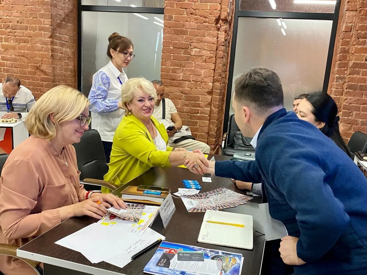 Торговым предстовитель. Торговый представитель с планшетом. Министр образования астраханской области. Торговый представитель астрахань. Торговый представитель в магазине.