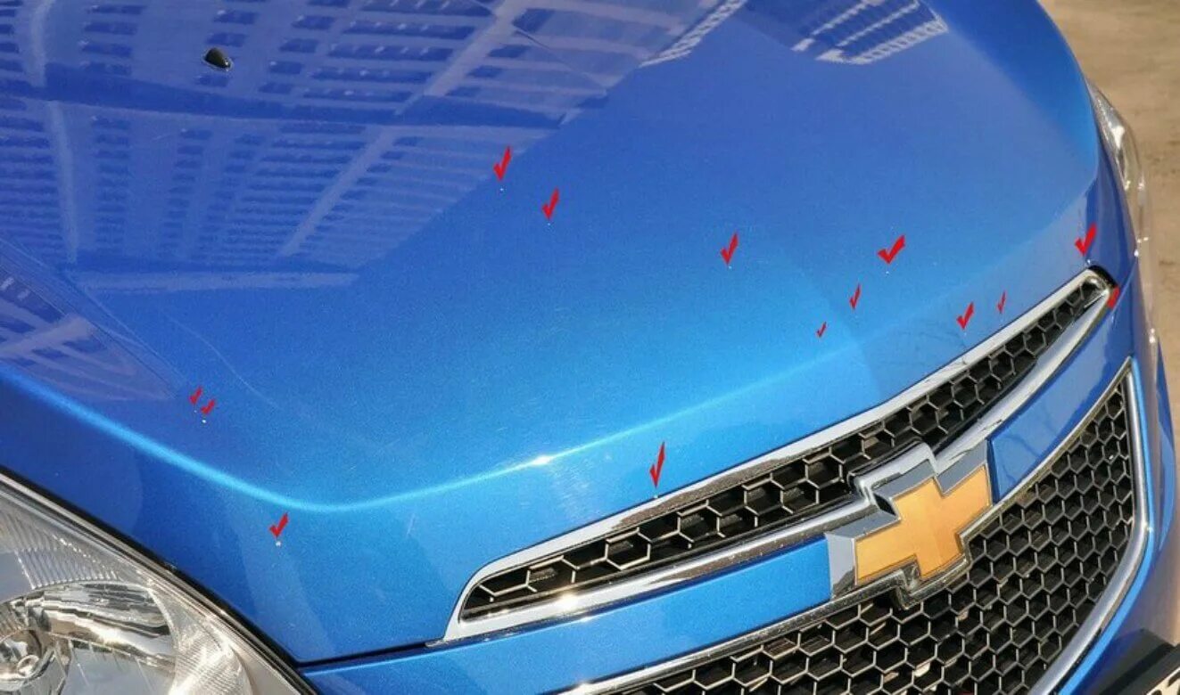 Скол на кузове авто. Сколы на авто. сколы на капоте. сколы на кузове автомобиля. защита на капот автомобиля.