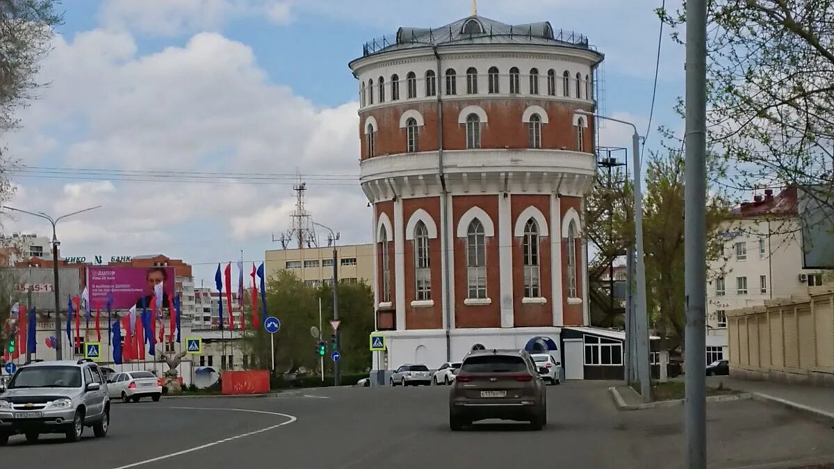 Г оренбург проспекты. Водонапорная башня Оренбург. Водонапорная башня 1927 Оренбург. Башня Оренбург проспект Победы. Достопримечательности Оренбурга водонапорная башня.