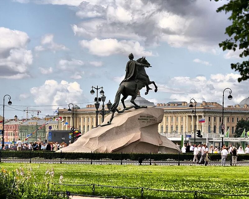 Надпись на памятнике петру 1 в санкт-петербурге медный всадник. Медный всадник в санкт-петербурге. Постамент медного всадника. Медный всадник памятник в санкт-петербурге. Памятник петру i медный всадник.