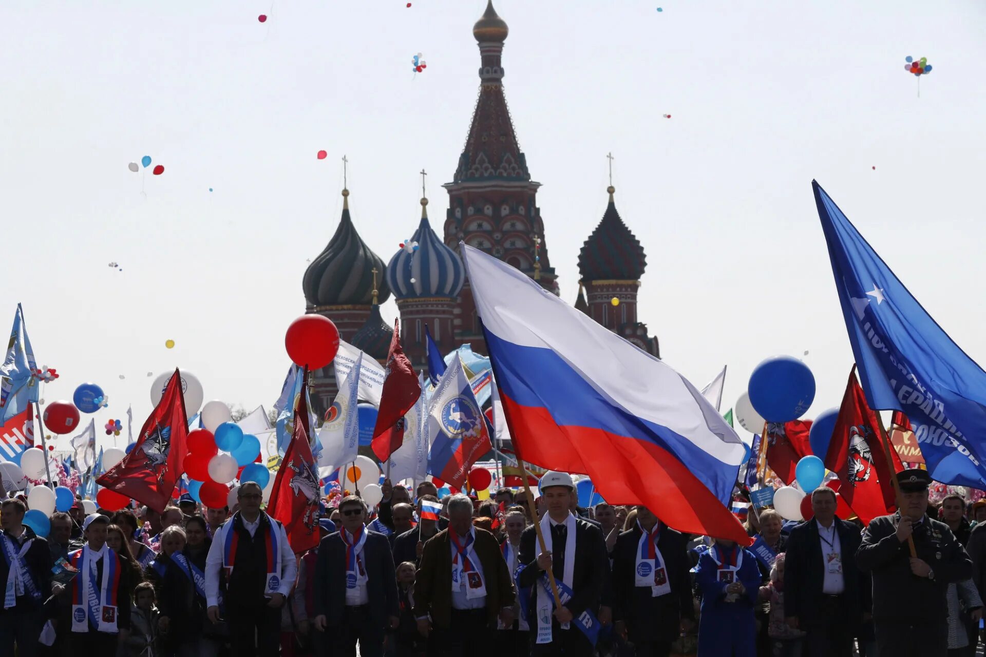 Первомое шествиме в Москве. Красная площадь праздник. Праздник на красной ПЛОЗАД. Демонстрации в России. 1 мая народный