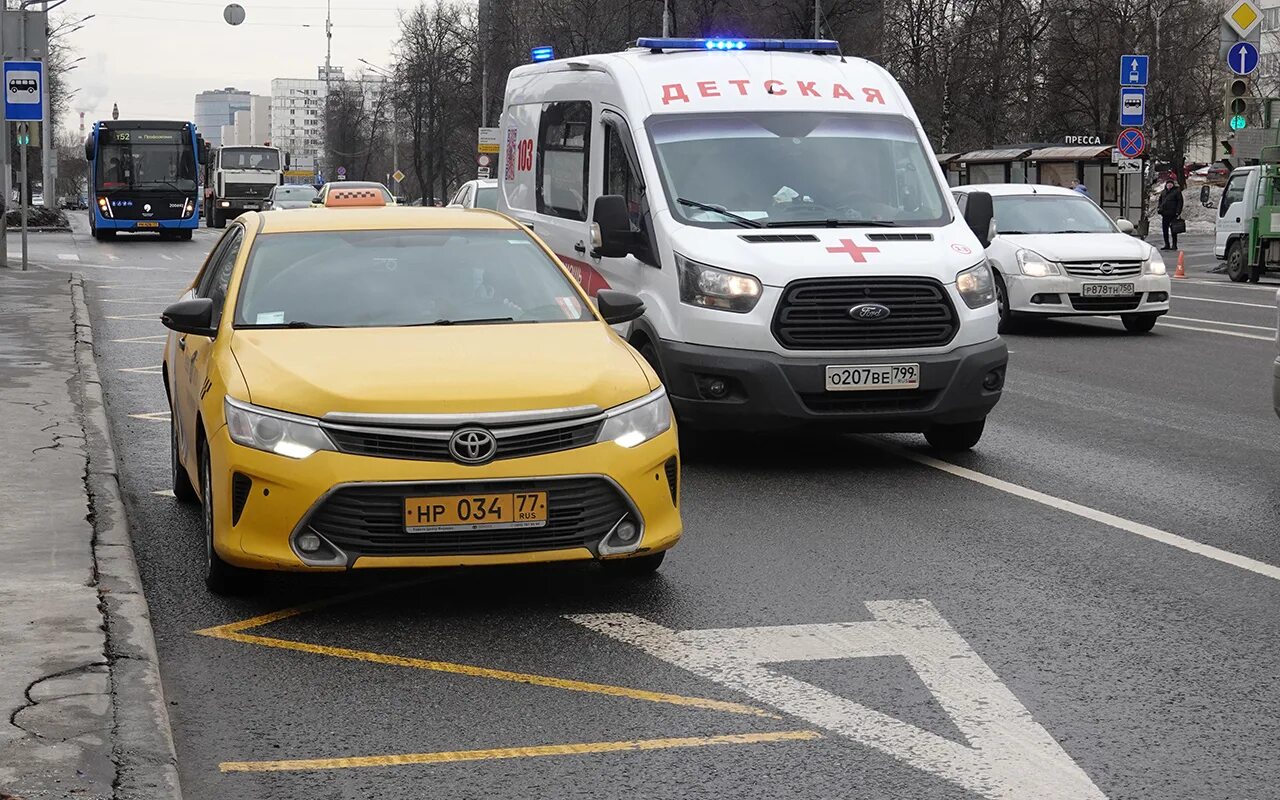 Автобусная полоса такси можно. Автобусная полоса. Оранжевая автобусная полоса. Автобусная полоса Турция. Голландия автобусные полосы.