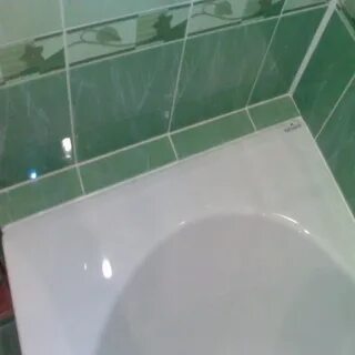 Угол ванны закрыт плиткой