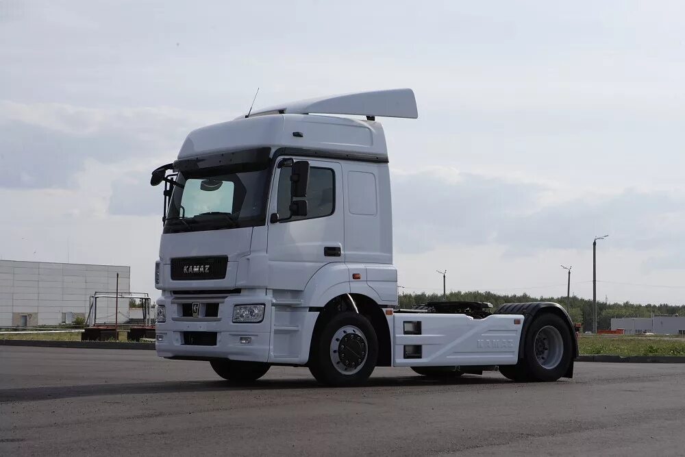 Спойлер 5490. Камаз 5490. Камаз axor 5490. Камаз 5490 нео тягач седельный. Спойлер 5490.