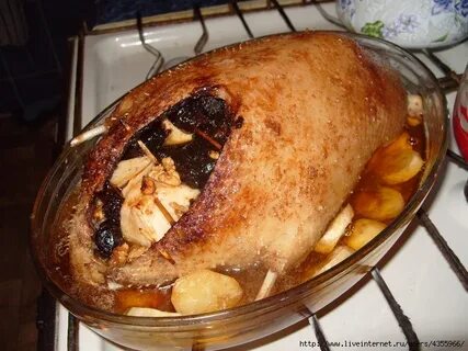 Утка в духовке с яблоками и черносливом