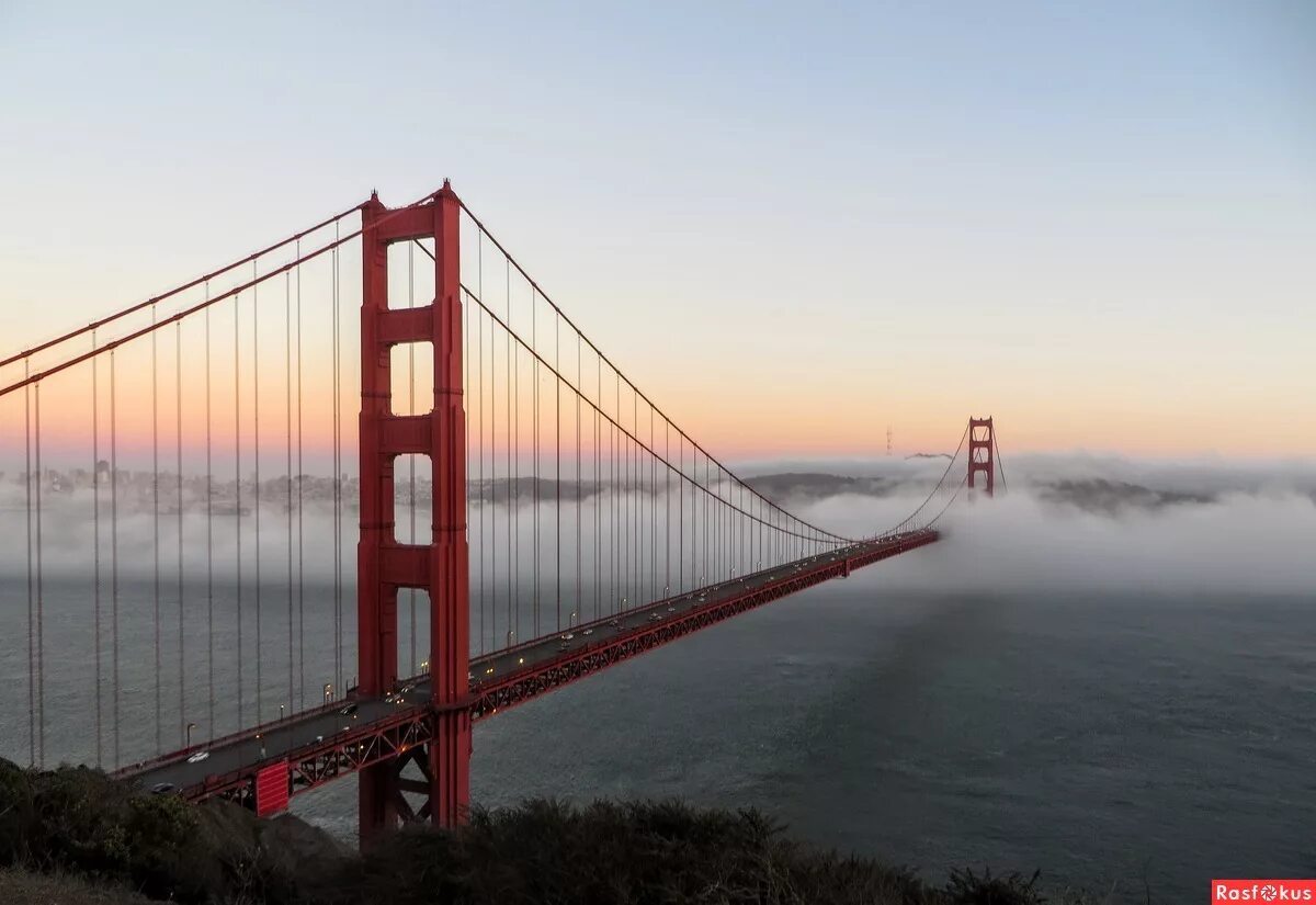 Сан франциско какой океан. Золотые ворота Сан-Франциско в тумане. Золотой мост Сан Франциско с туманом. Мост Сан Франциско в тумане. Мост Сан Франциско без воды.