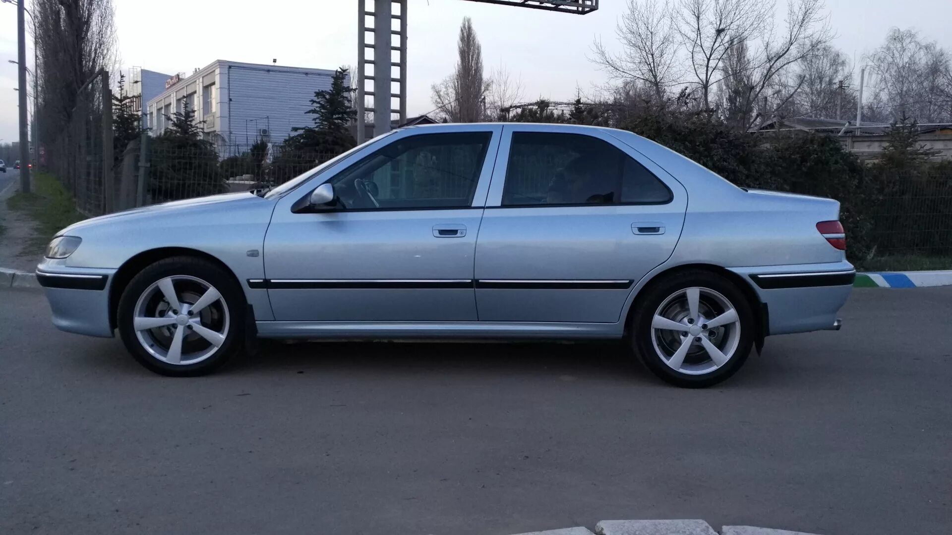 Peugeot 406 r17. Пежо 406 на 17 дисках. Peugeot 406 диски. Пежо 406 r16. Купить диски на пежо 406