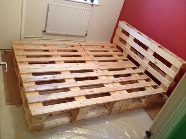 Кровать из паллетов. Кровать на деревянных поддонах. Кровать из поддонов односпальная. Каркас кровати из поддонов.