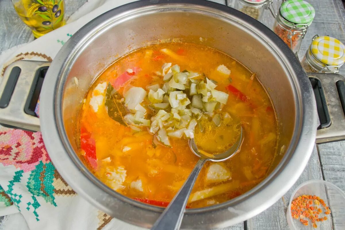 Рассольник ленинградский. Солянка с перловкой и солеными. Солянка с перловкой и солеными. Солянка с колбасой с перловкой. Солянка и рассольник.