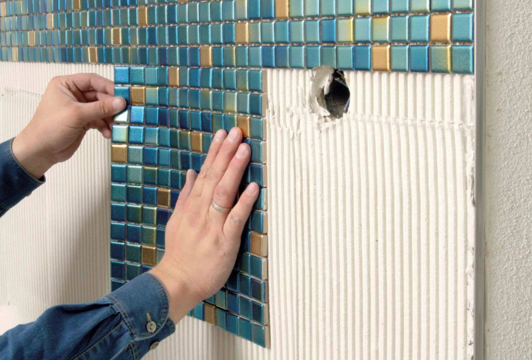 Как правильно выложить мозаику. Клеящиеся панели в ванную. Пластиковая плитка для стен. Пластиковая мозаика для стен. Отделочные материалы для ванной.