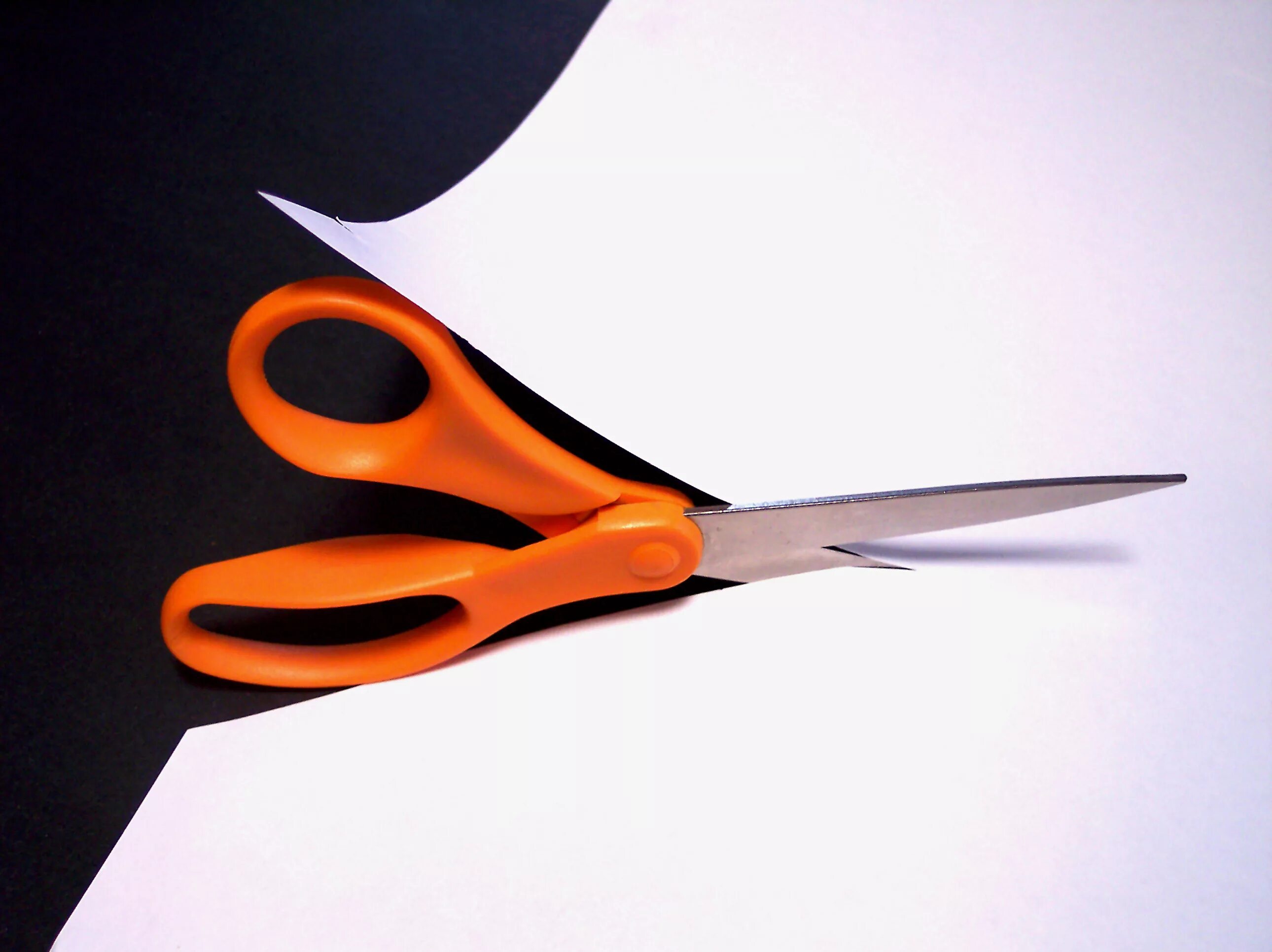 Cutting scissors. Ножницы режут. Вырезать ножницами. Ножницы из картона. Разрезание бумаги ножницами.