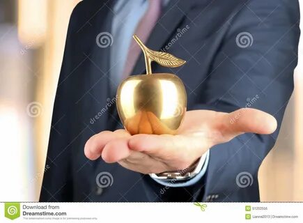 Золотое яблоко в руке