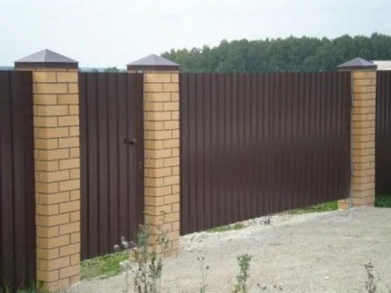 Забор с кирпичными столбами и откатными воротами. Забор с кирпичными столбами и откатными воротами. Столбы из кирпича. Калитка кирпичные столбы. Калитка для забора с кирпичными столбами.