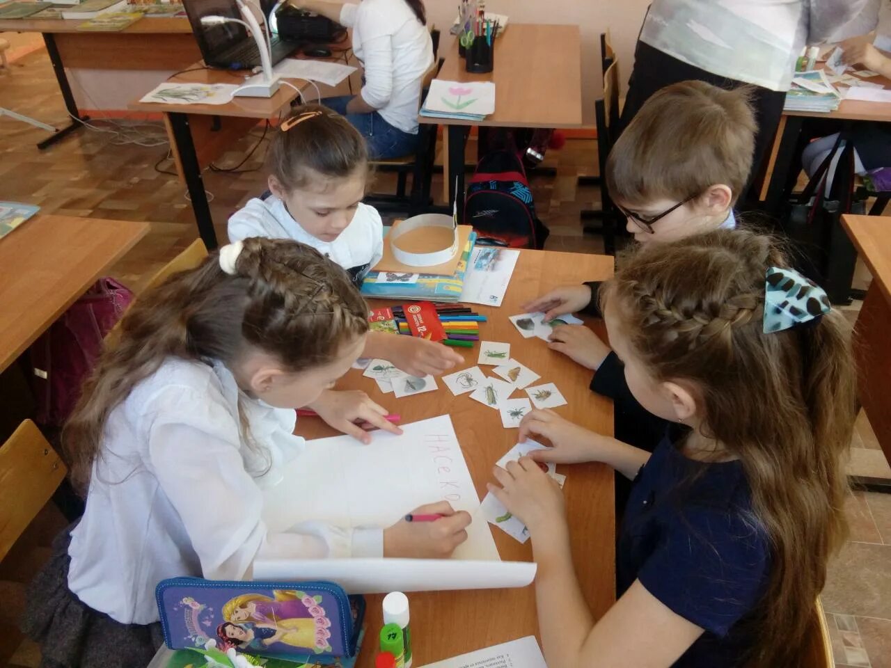 На занятиях кружка юных экологов 1 5. На занятиях кружка юных экологов 1 5. На занятиях кружка юных экологов 1 5. На занятиях кружка юных экологов 1 5. Кружок юный эколог фото.