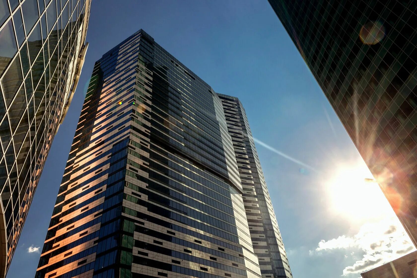 Ммдц москва-сити. Зиларт небоскреб. Город небоскребы. Москва москоу сити. Инвестиции в коммерческую недвижимость.