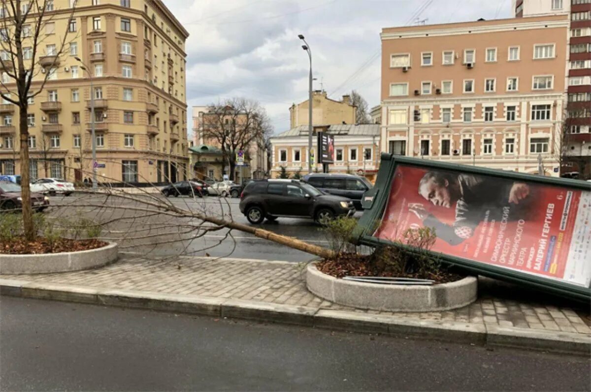 Ураган в москве. Шквальный ветер в москве. Ураган в городе. Сильный ветер в городе. Шквальный ветер в москве.