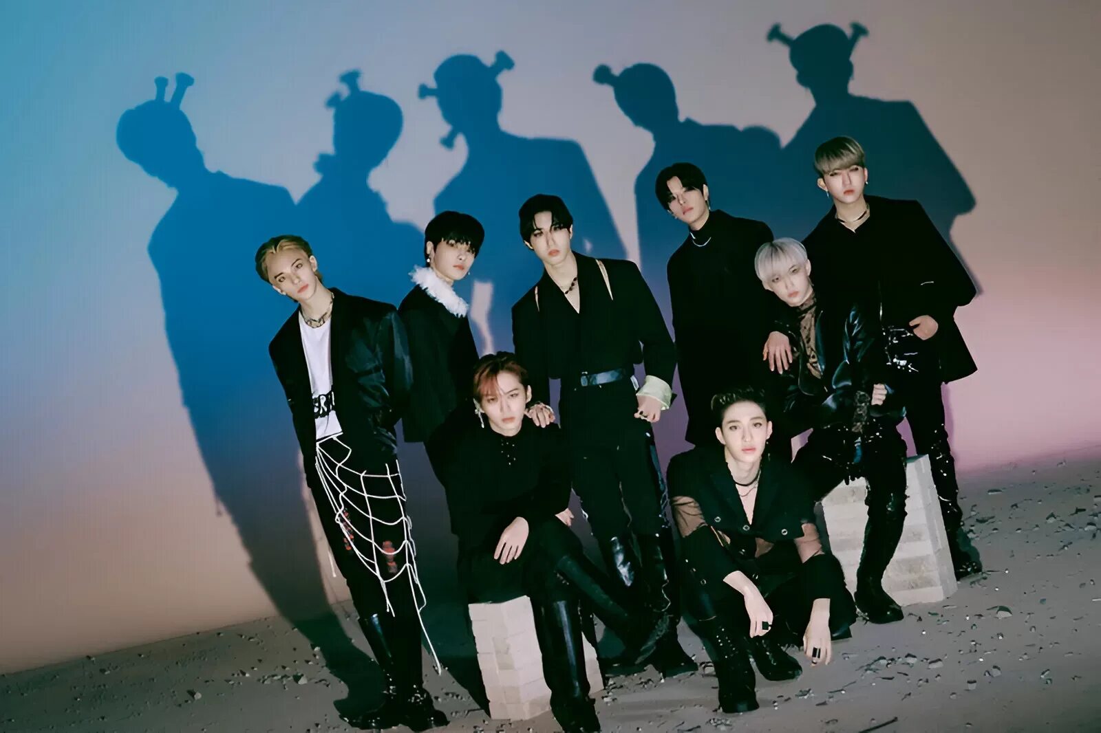 Группа stray kids 2021. Стрей кидс тгк. Стрей кидс тгк. Хёнджин stray kids 2022. Фансайн stray kids.