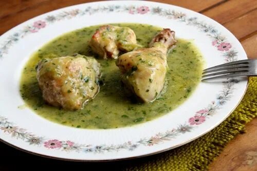 Курица с зеленым соусом. Курица в зеленом соусе. Курица с зеленым соусом. Зеленый карри с курицей. Зеленый карри с курицей.