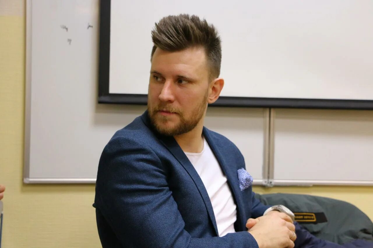 Дмитрий шнякин матч тв. Дмитрий шнякин. Мужская тема иви. Шнякин комментатор. Дмитрий шнякин.