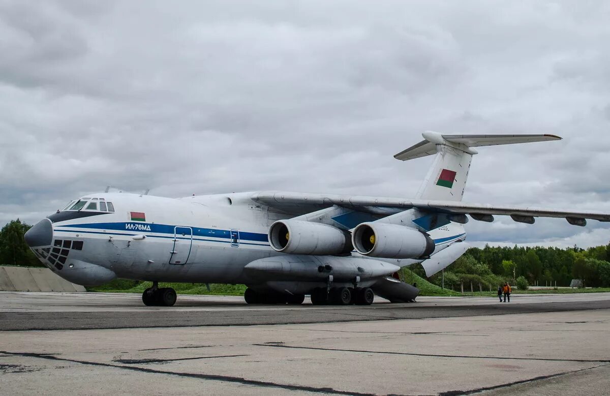 Самолеты ил купить. Ил-76 военно-транспортный. Ил-76 пассажирский. Ил-76 пассажирский самолёт. Ил 76 военный.