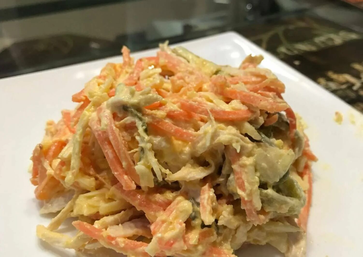 Салат с копченой курицей луком морковью. Салат из копчёной курицы с корейской морковкой и фасолью. Салат из копчёной курицы обжорка. Салат обжорка с курицей и корейской. Салат перец курица корейская морковка.