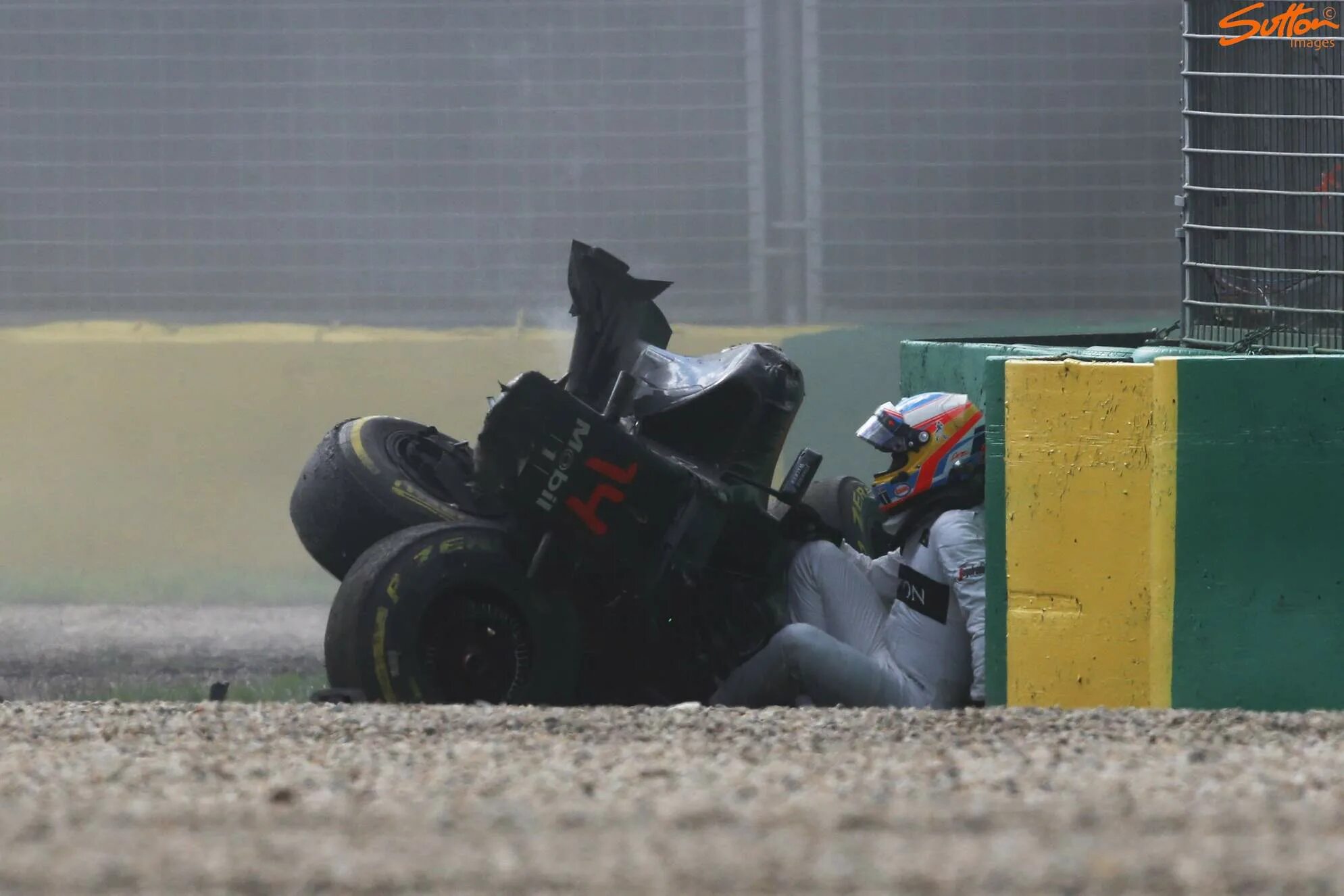 Look that car over there crash. F1 Australia Alonso crash. Fernando Alonso crash Melbourne 2016. Авария Алонсо в Мельбурн 2016. Алонсо Австралия 2016.