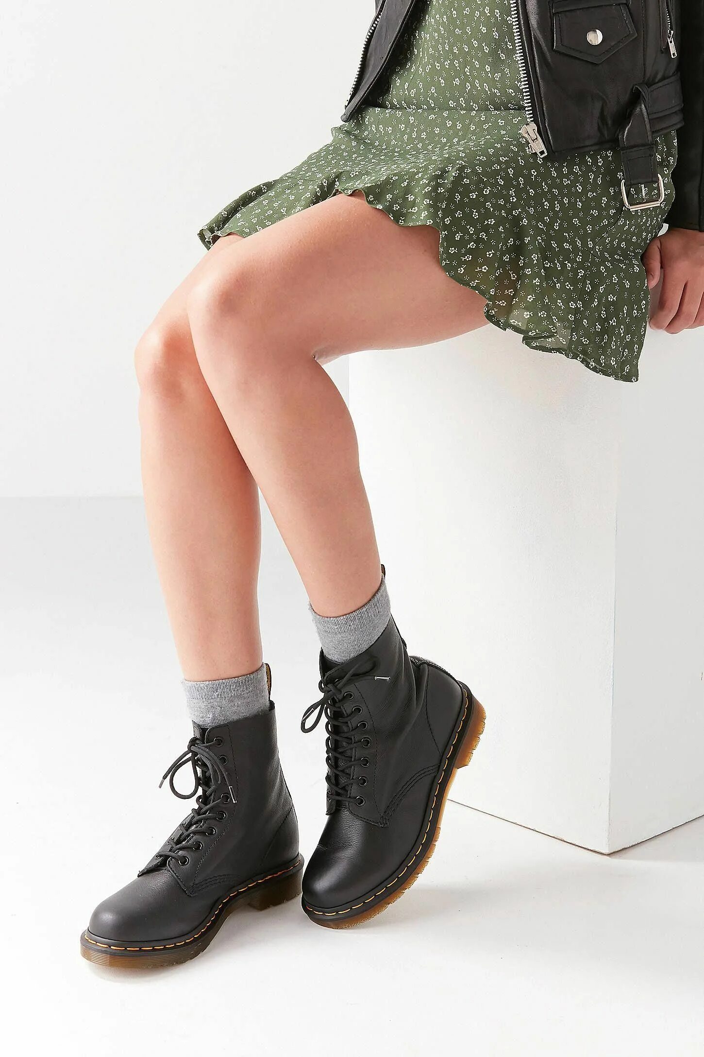 Ботинки носками женские. Dr Martens Military 1460. Ботинки доктор Мартинс с платьем. Носки доктор Мартинс. Наряд с ботинками доктор Мартинс.