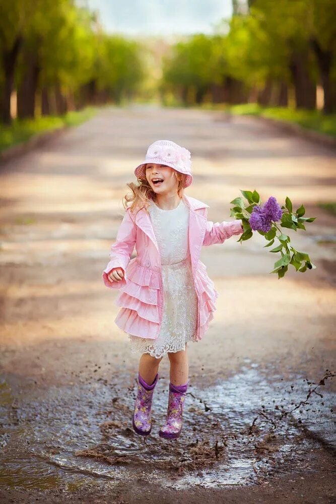 весенняя фотосессия. девочка в саду. маленькие девочки с цветами. красивые счастливые дети. младенец в цветах.