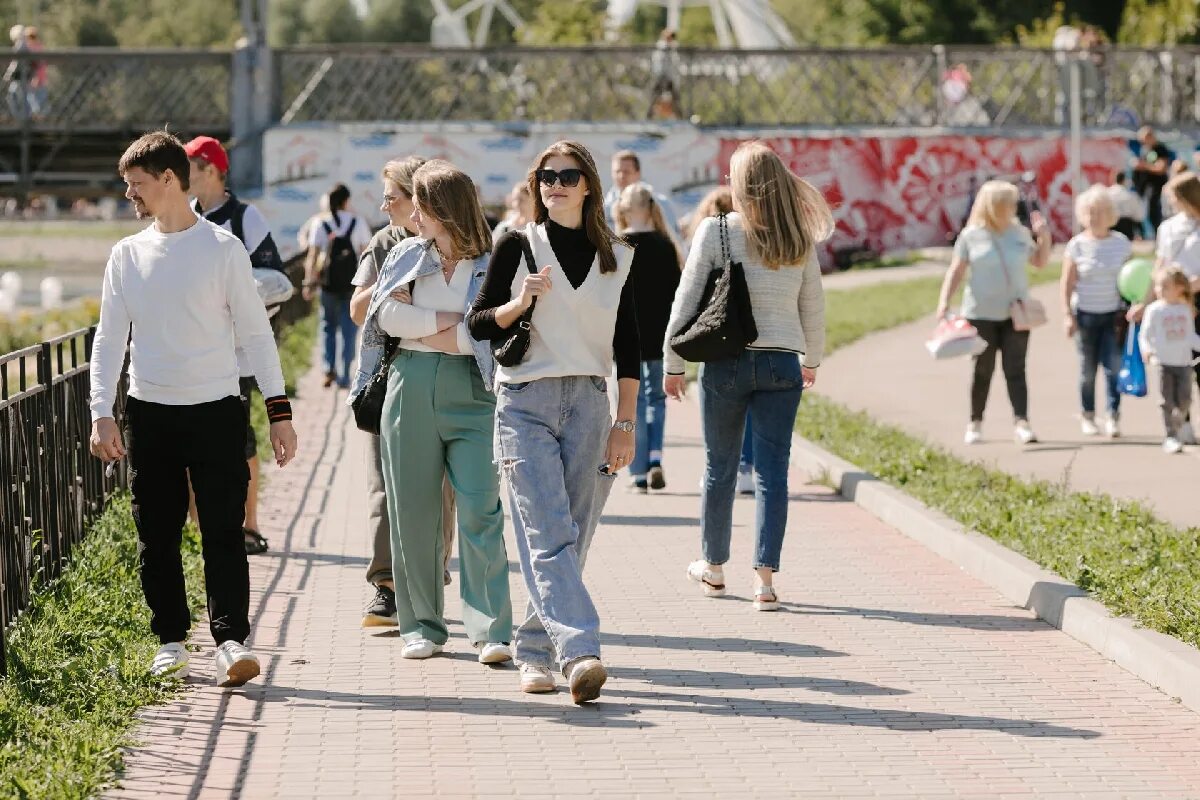 26 день молодежи. День молодежи Москва. Мероприятия в парках Казани. Туристы в Казани. С днем молодежи.