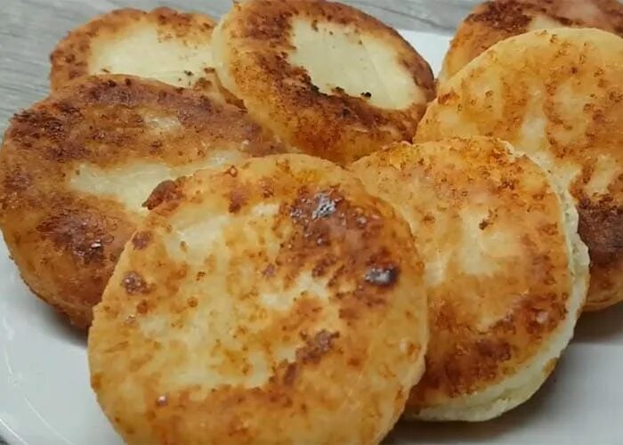 Сырники рецепт на сковороде фото. Сырники внутри. Сырники изнутри. Творожники на сковороде подача. Сырники колбаской.