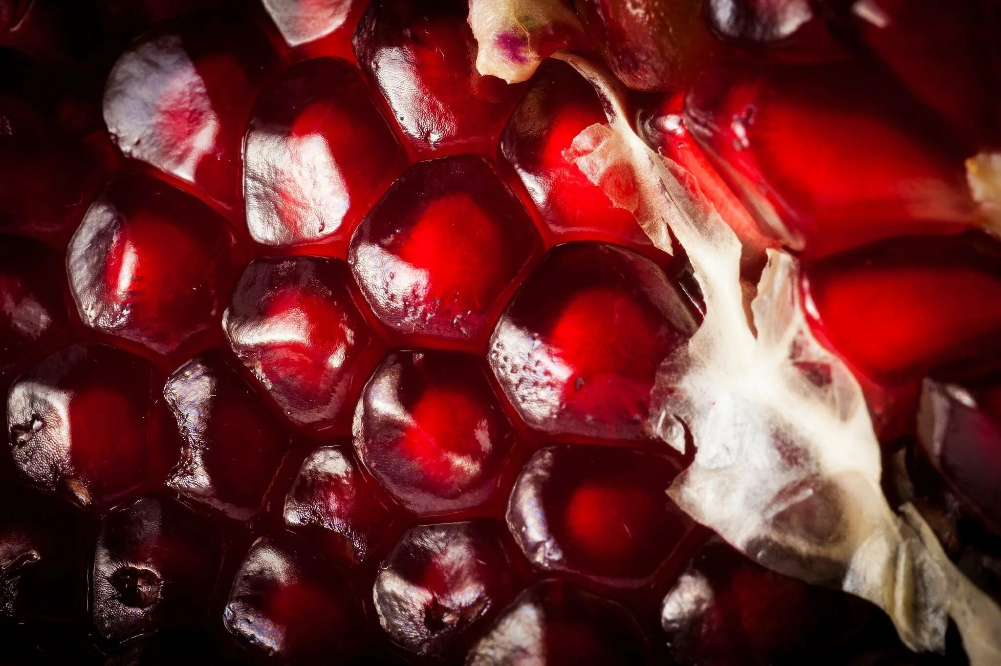 Гранатовый цвет. Гранатовые зерна. Бордовые ягоды. Мякоть граната. Темные фрукты.