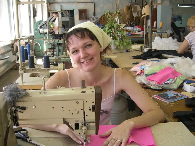 Швея портной. Работа швеи г. Швейный цех. Швея. Пошив одежды на фабрике швейной.