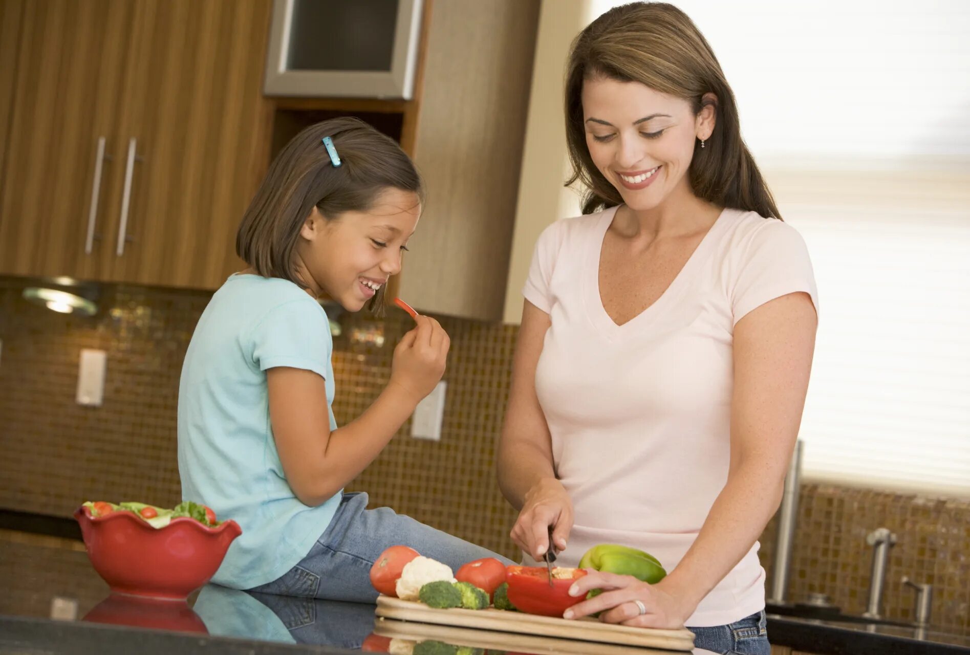 Мать и дочь и еда. Дочь еды. Еда доча. Mother and daughter Cooking. Еду маму друга