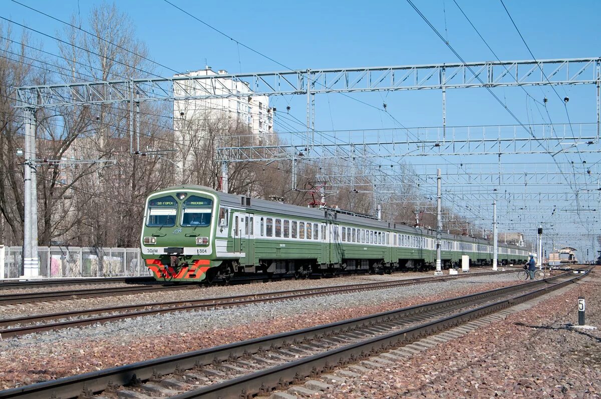 Электрички горьковского направления электросталь москва. Электросталь станция электрички. Эд4м 0304. ЖД платформа Электросталь. Электричка Реутов.