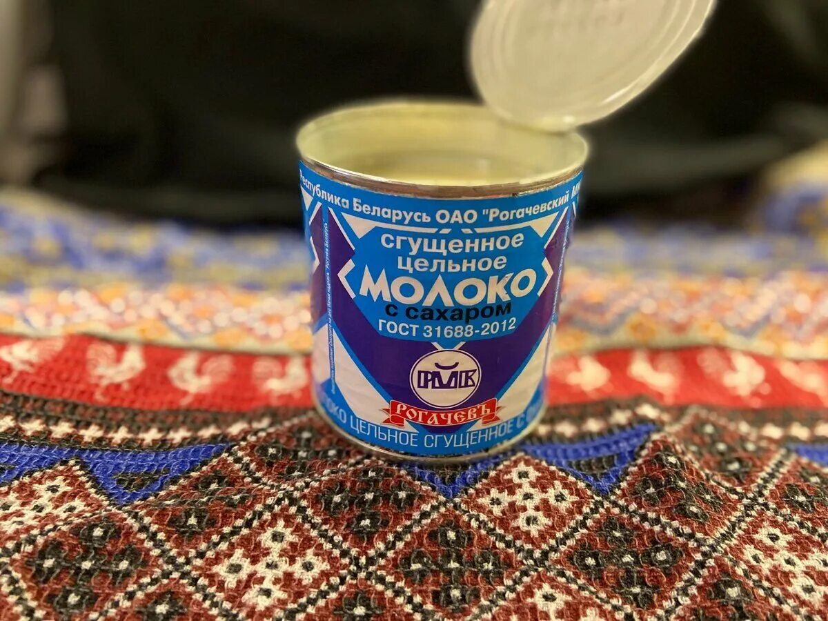 Сгущенное почему две. Сгущенка рогачев. белорусская рогачевская сгущенка. белорусское сгущенное молоко рогачев. рогачёв беларусь сгущенка.