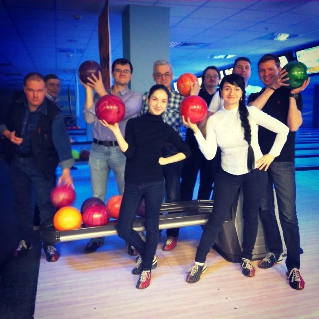 боулинг европа плюс. тимбилдинг боулинг. одежда для боулинга на корпоратив. боулинг с друзьями. боулинг корпоратив москва.