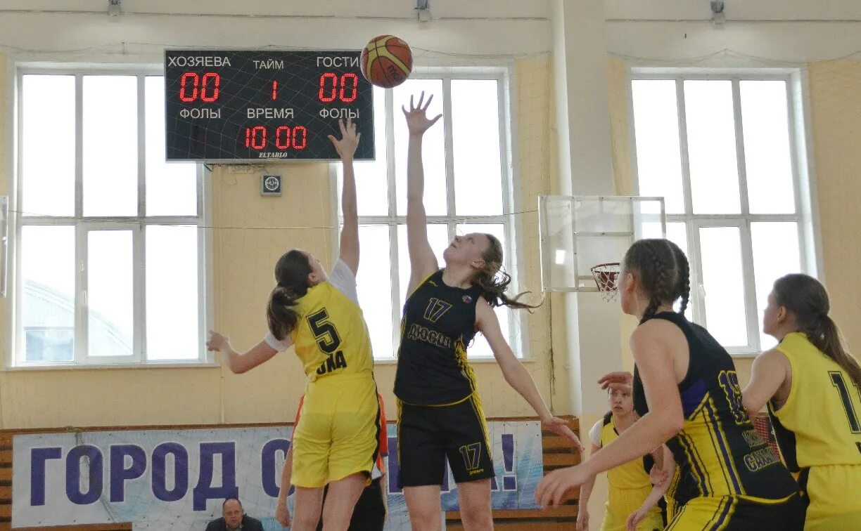 Замена в баскетболе жест. Спортивное табло. 3 секунд в баскетболе. Жесты судьи в баскетболе тайм аут. Баскетболист со спины.