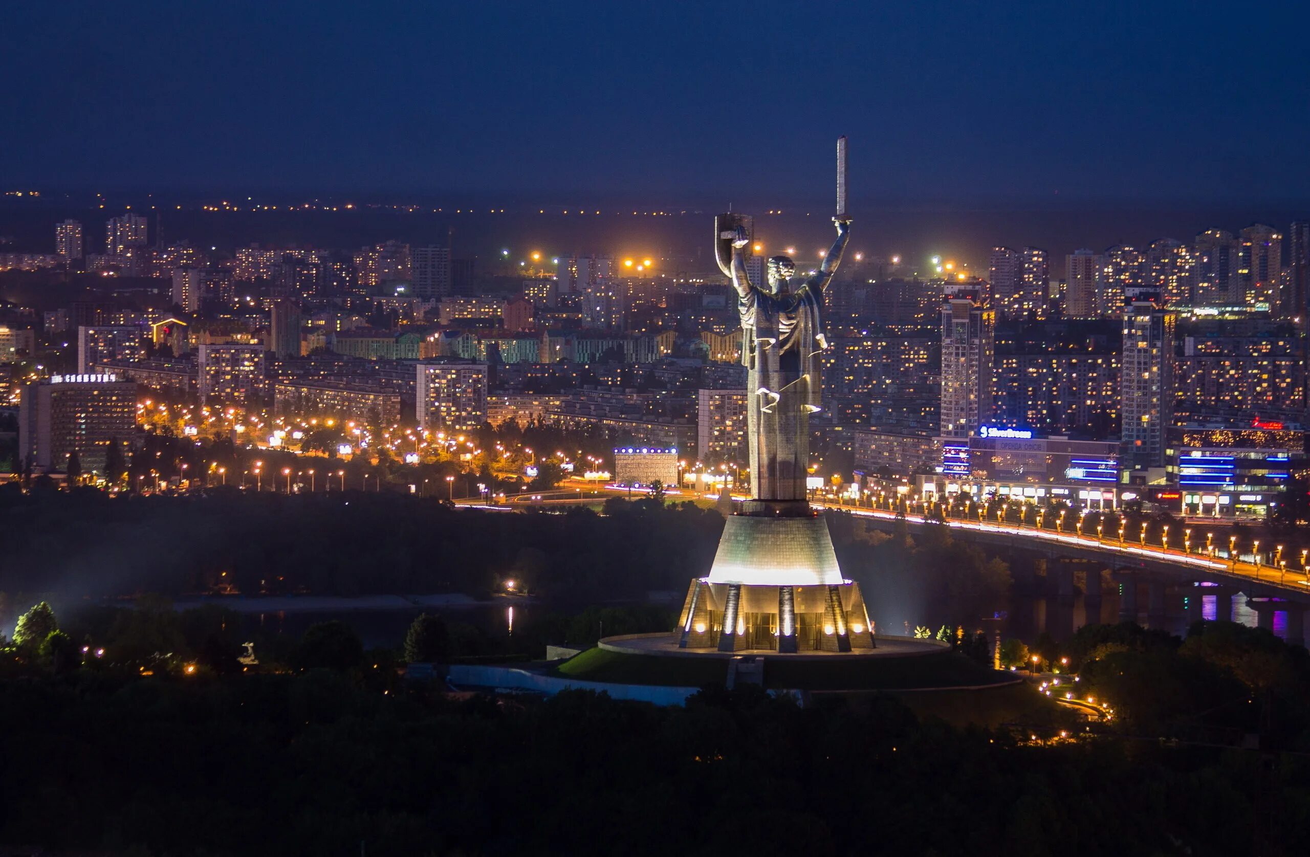 Родина-мать (Киев). Родина мать город Киев. Родина мать Киев ночью. Киев столица Украины. Украина 04.03 2024 г