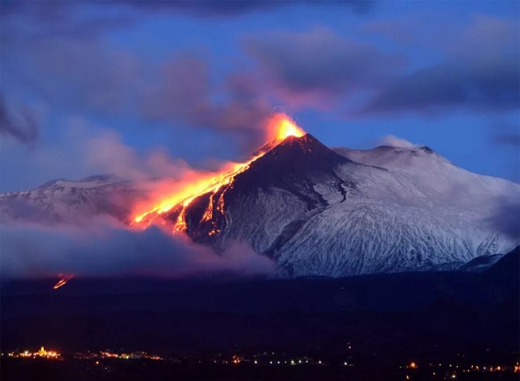 Наивысший действующий вулкан европы. Вулкан Этна в Италии. Гора Этна Италия. Этна Сицилия извержение. Сицилия Италия вулкан Этна.