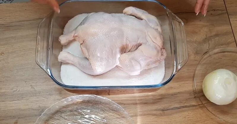 Соленая вода курам. Курица на соляной подушке. Курица на соли в духовке целиком.
