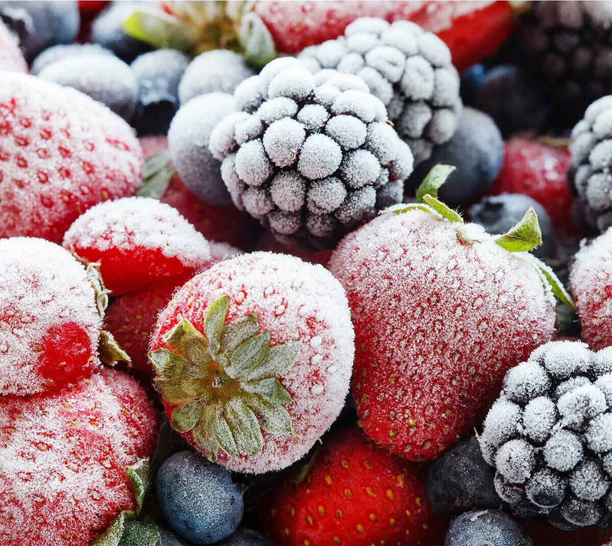 Freezing fruits. Замороженные продукты. Быстрозамороженные ягоды. Замороженные фрукты. Ягода свежемороженая.
