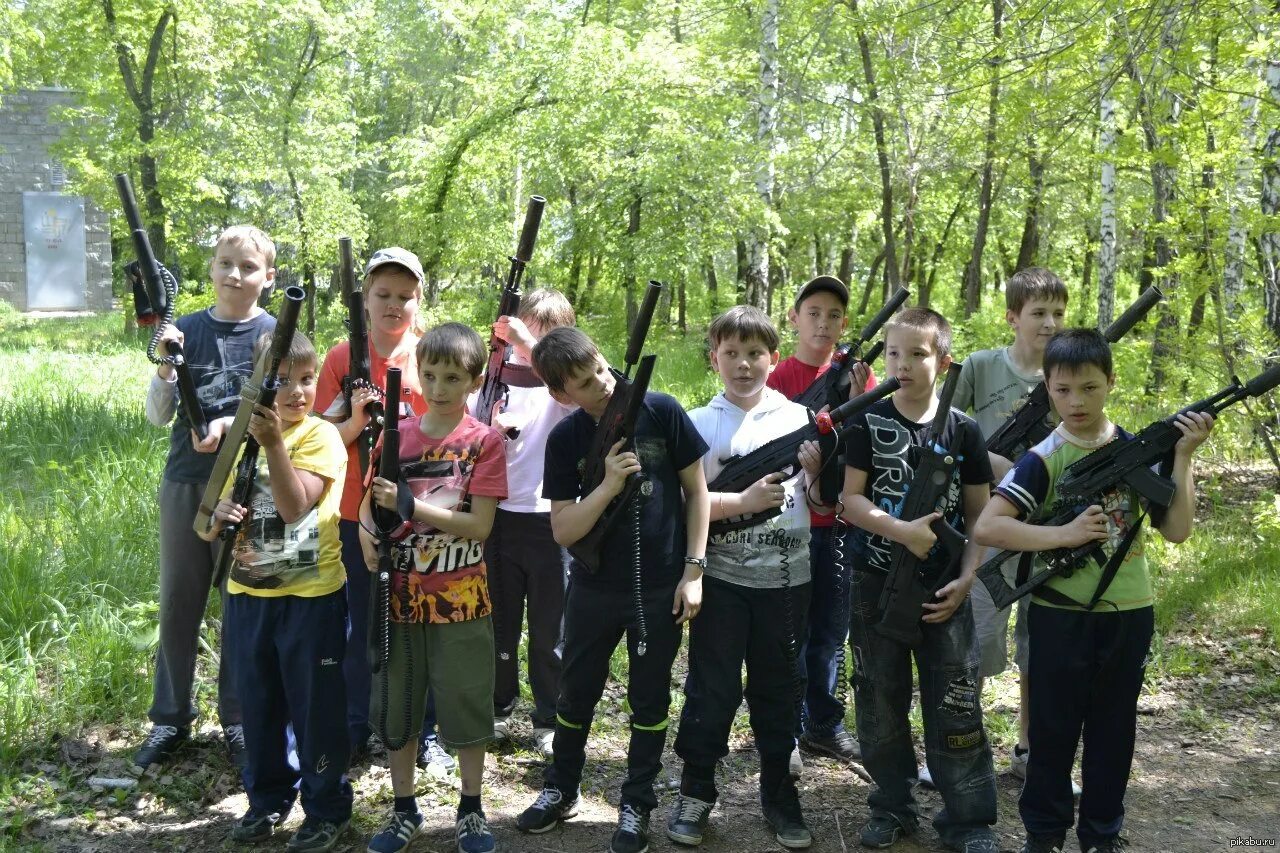 Пришел с автоматом в школу. Толпа школьников с автоматами.