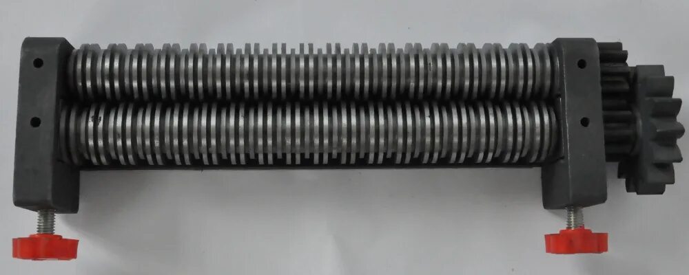 Тестораскатка лапшерезка xinxin dhh 240c. Тестораскатка xinxin dhh-240c. xinxin dhh-240c. нож 2 6 мм для тестораскатки-лапшерезки foodatlas dzm-200.