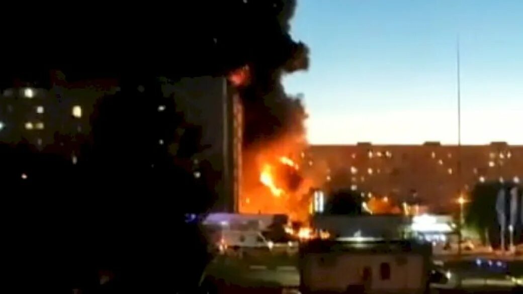 Дом в ейске пожар. Пожар фото. Поджог су34. 10. Дом горит.