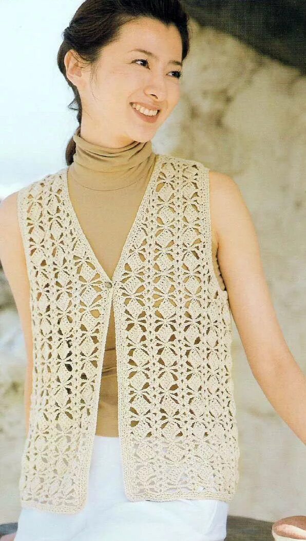 Жилет женский вязаный крючком. Жилет вязаный. Жилетка крючком для женщин. Вязаные ажурные безрукавки. Вязаные безрукавки.